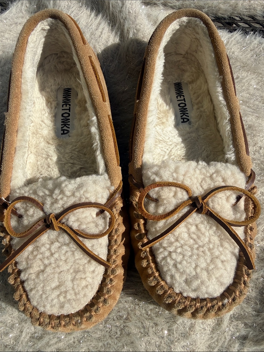 Minnetonka Fluffy Chestnut Suede Moccasin w/Cream Shearling & leather bow tie 8